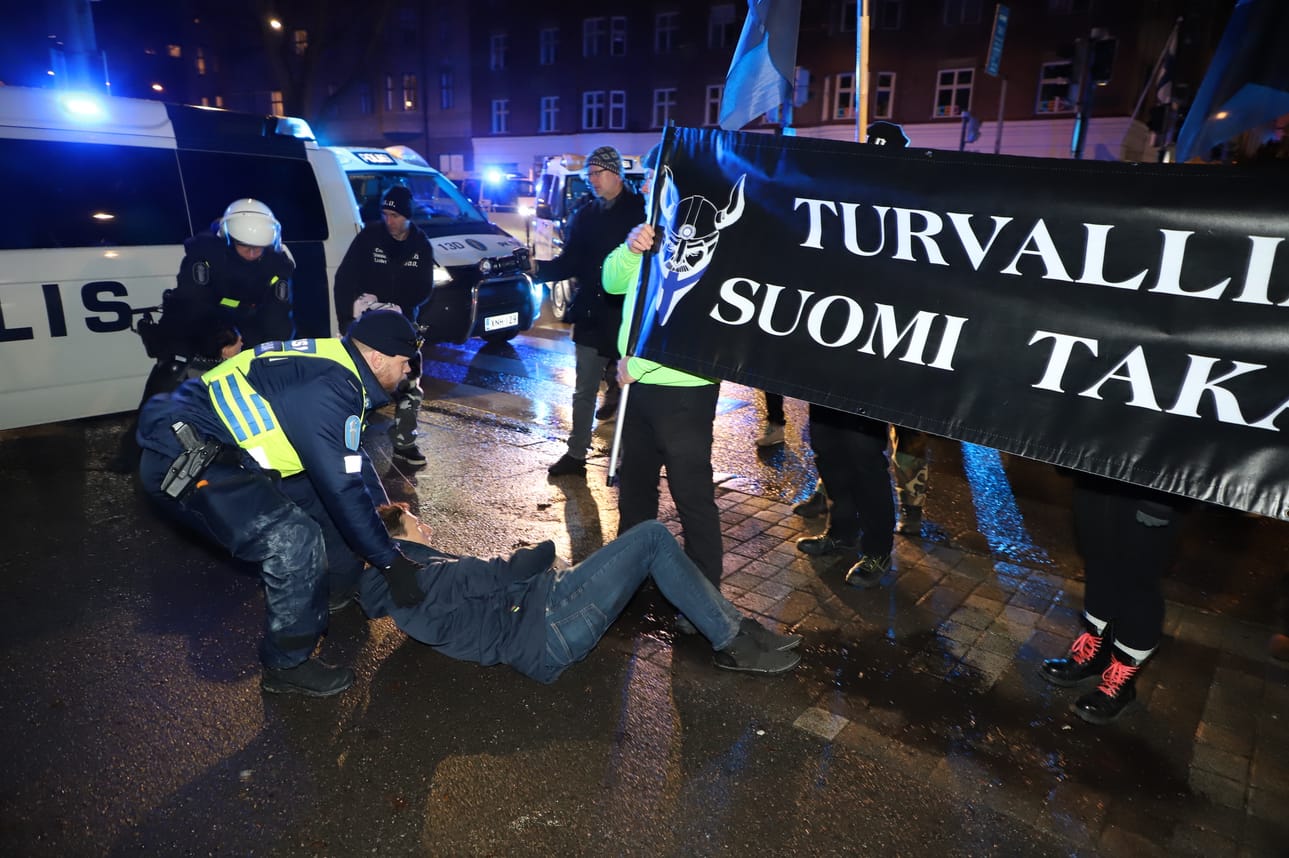 Poliisi otti kiinni kaksi äärioikeistolaisena pidetyn Soldiers of Odinin marssia vastaan mieltään osoittanutta henkilöä Helsingin Mannerheimintiellä.