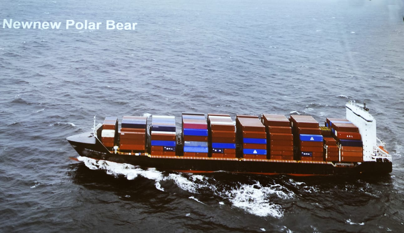 Kiinalainen konttilaiva Newnew Polar Bear matkusti ensin Pietarista Shanghaihin. Paluumatkalla Kiinasta Pietariin laiva raahasi ankkuriaan kaasuputken kohdalla. Kuva on 24.10. Suomen viranomaisten jakama keskusrikospoliisin tiedotustilaisuudesta, jossa kerrottiin laivan ankkurin rikkoneen kaasuputken.