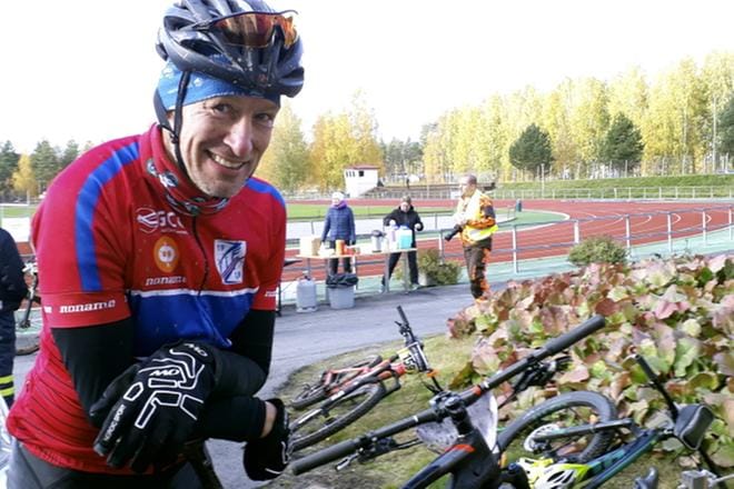 Alajärvi MTB -kisan koko kilpailun nopeimman ajan pyöräili pietarsaarelainen Peter Johansson Larsmo IF 1.29.44,78. Hän kisasi M50-sarjassa. KUVA: SARI HEINILÄ