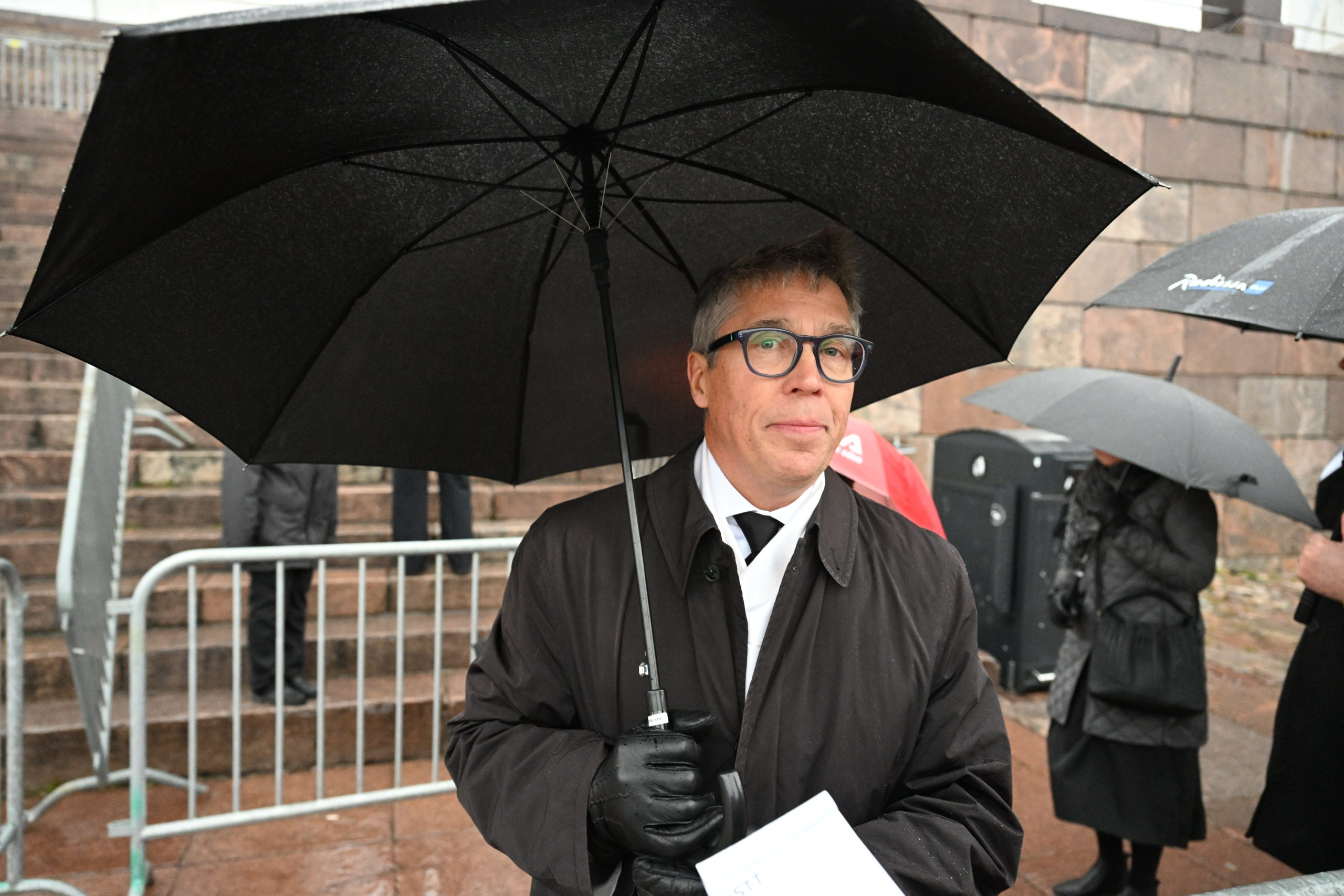 HS: Suomalaisvälittäjä Juha Christensen auttoi uusiseelantilaisen lentäjän vapauteen Indonesian sademetsästä puolentoista vuoden vankeuden jälkeen