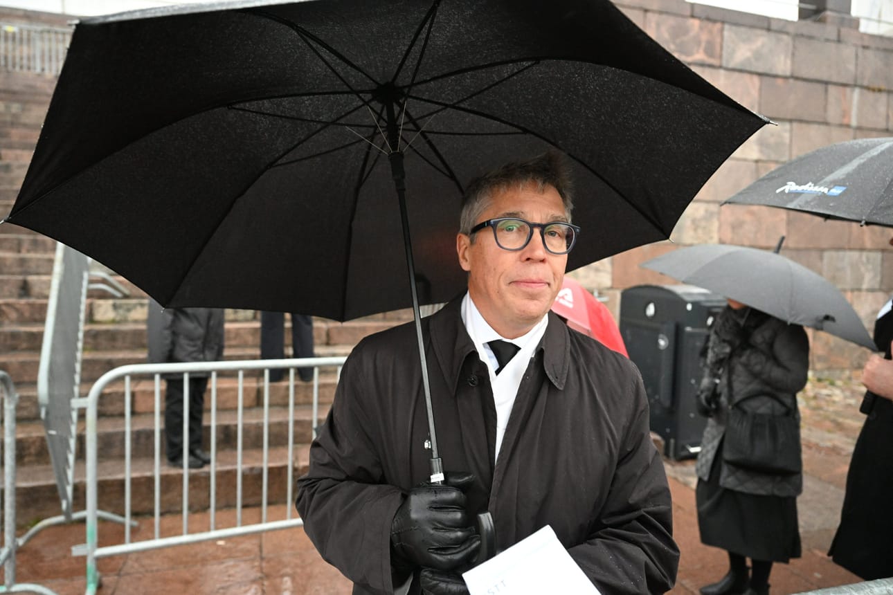 Juha Christensen saapui seuraamaan presidentti Martti Ahtisaaren valtiollisia hautajaisia Helsinkiin 10. marraskuuta 2023. LEHTIKUVA / Jussi Nukari