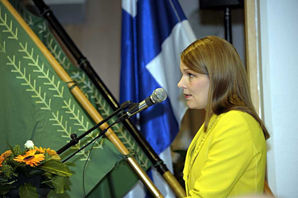 Keskustan puheenjohtaja Mari Kiviniemi tyrmää hallituksen "ylisuuret veronkevennykset".