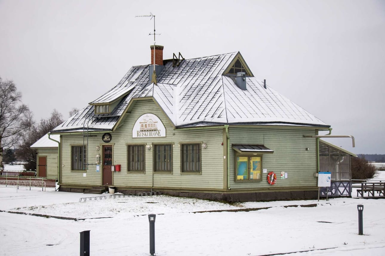 Maanantaina joulukalenteri-ikkuna löytyy Rantakadun varrelta Ruiskuhuoneelta. Vanjasta ruiskunhoitajan asunnosta on tullut kaupunkilaisten kesähuone.