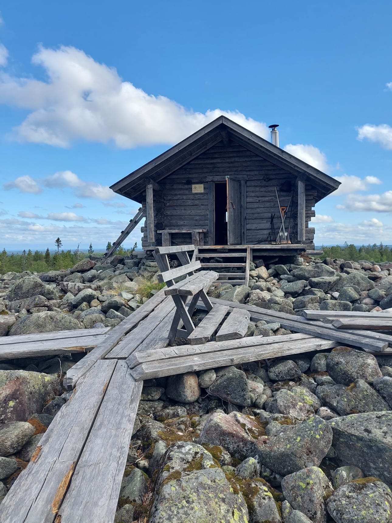 Kivalon autiotupa sijaitsee huikealla paikalla kivikkoisen kiipeilyn päässä Martimoaavalla.