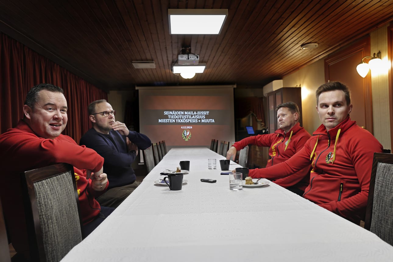 Jussi Järvinen (vas.), Juha-Pekka Soini, Jukka Marttala ja Tero Tyynelä luottavat miesten pesäpallon näkymiin Seinäjoella.
