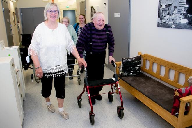 Kun kelit ovat sopivat eikä flunssat vaivaa, tapaa Raili Alatalo viedä Pentti ja Maija Hakamäen rollaattorilenkille, tai ainakin terassille istuskelemaan. Kaisa Isomäki huolehtii, että ystävätoiminta pelaa Suupohjassa. KUVAT: JORMA HAVULA