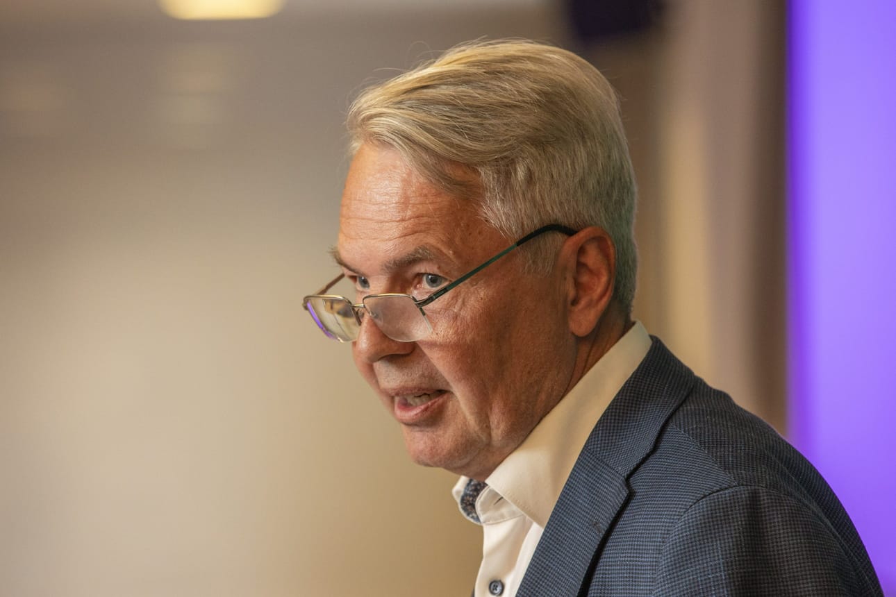Pekka Haavisto (kuvassa) ja Alexander Stubb ovat selkeimmät ehdokkaat toiselle kierrokselle, josta on sen sijaan tulossa tiukan tasainen kisa, selviää Ylen presidenttikyselystä. LEHTIKUVA / Tommi Anttonen
