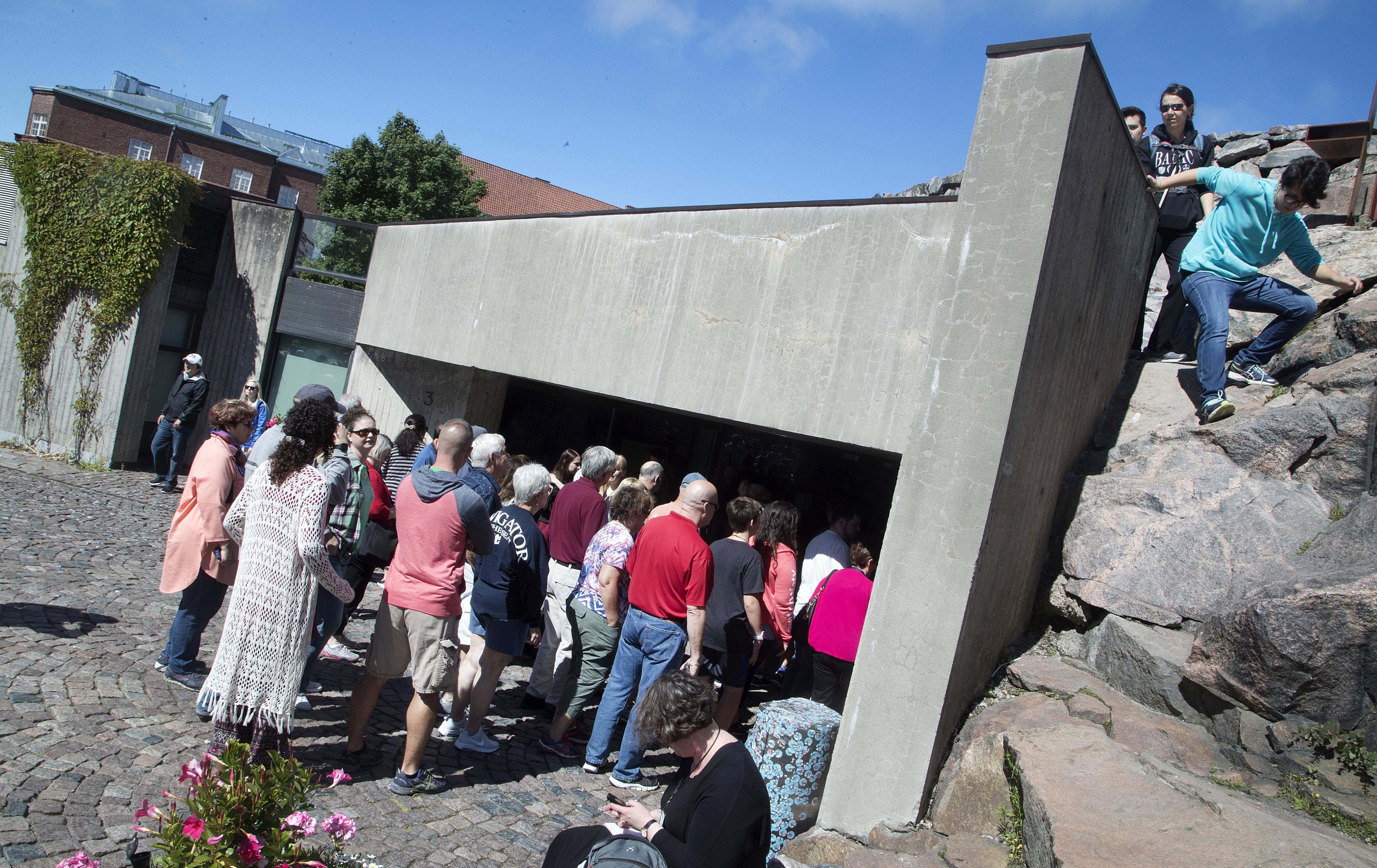 Temppeliaukion kirkon edustalla parveili tiistaina aamupäivällä runsaasti turisteja.