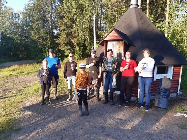 Saarikosken urheilukentän rannassa ongittiin perjantaina kilpaa. Kuvassa killpailun jälkeen palkitut kalastajat.