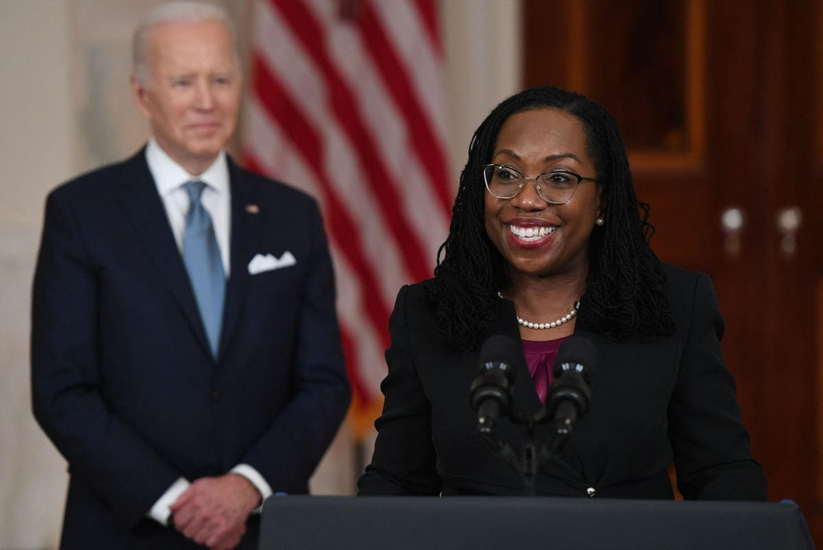 Presidentti Joe Biden (vas,) nimitti perjantaina Ketanji Brown Jacksonin (oik.) korkeimman oikeuden tuomariksi. LEHTIKUVA/AFP