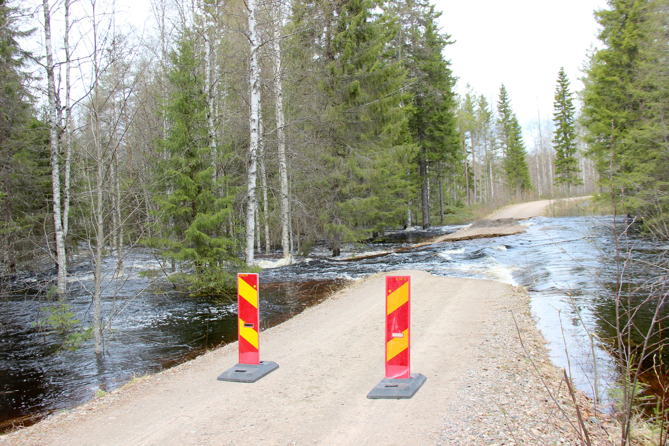 Kipinässä Myllytie meni poikki veden voimasta. Sunnuntaina vesi virtasi kovana koskena Kipinän koulun likeisessä metsässä.