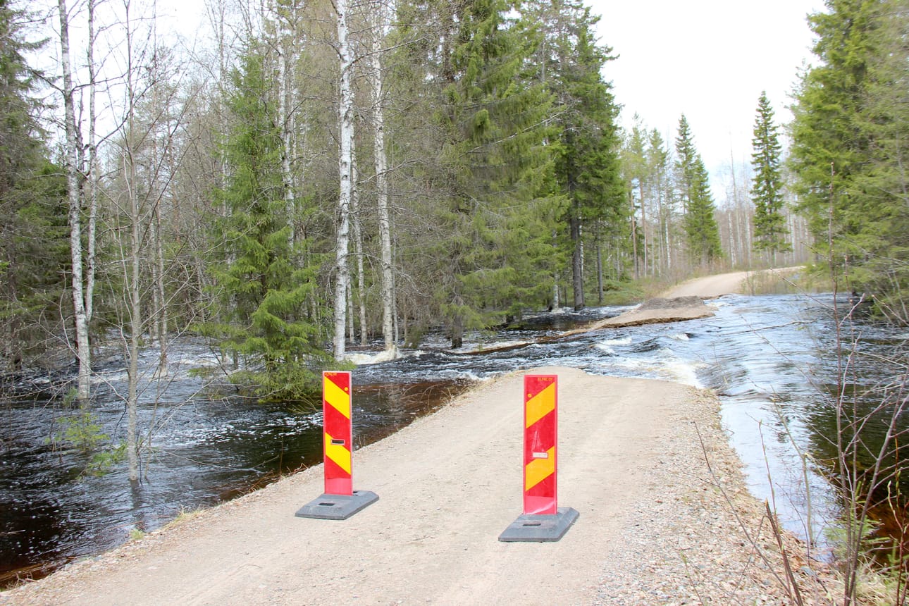 Kipinässä Myllytie meni poikki veden voimasta. Sunnuntaina vesi virtasi kovana koskena Kipinän koulun likeisessä metsässä.