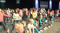 Yleisö osallistui flashmob-tempaukseen Ouluhallissa