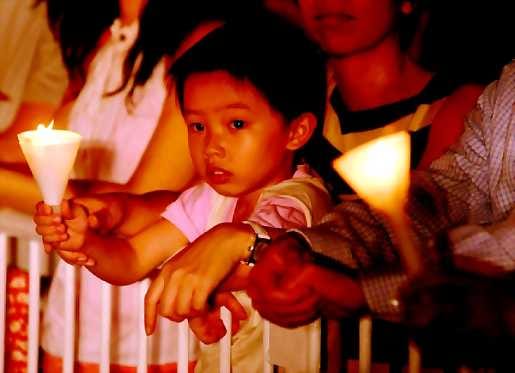 Ihmiset muistivat Tiananmenin verilöylyn uhreja Hong Kongissa perjantaina.