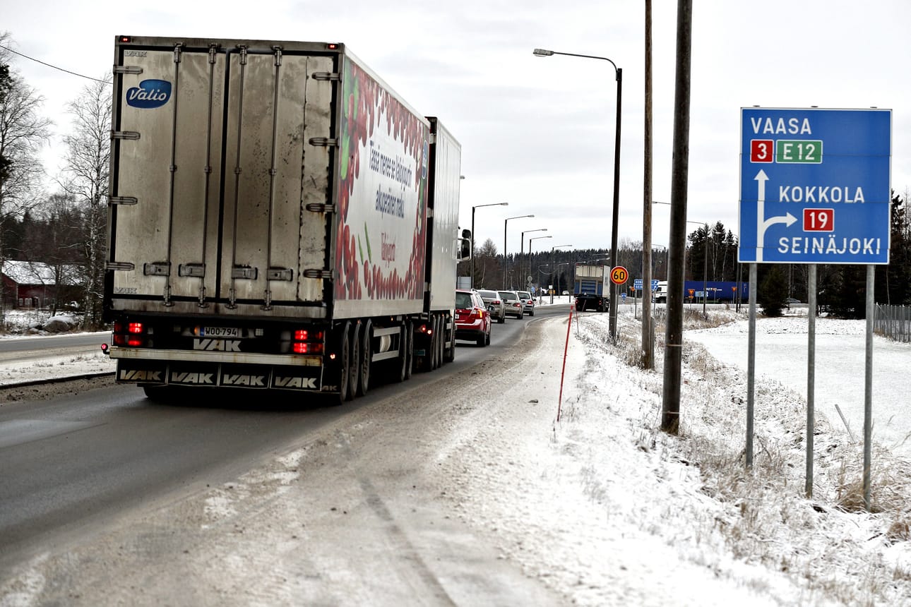 Jalasjärvelle valtateiden 3 ja 19 risteyksen liikenteen sujuvuuteen ja turvallisuuteen on tulossa parannusta. Arkistokuva.