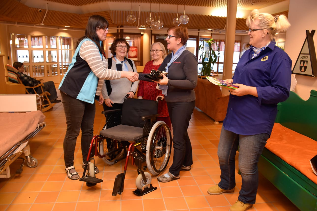 Sari Takapuro (vas.) Valmankodilta vastaanotti lahjoituksen. Lahjoittajien puolesta kättelemässä Arja Jurmu ja lisäksi mukana liitännäisklubista Marjatta Immonen, Anneli Jurmu ja Sisko Loukusa (oik.).