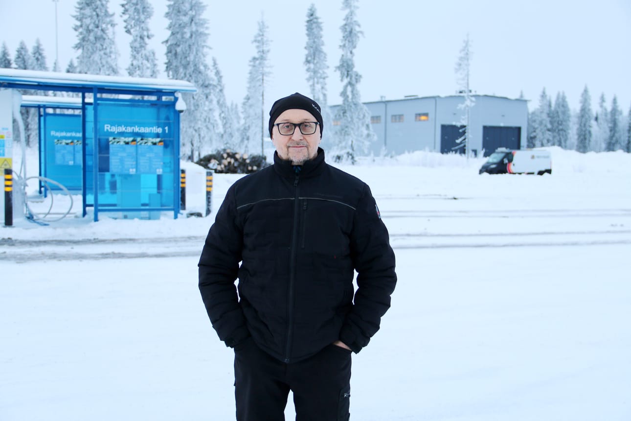 Konevaronen oy:n yrittäjä Ilpo Varonen Keminmaan Rajakankaan yritysalueella. Taustalla näkyy Pohjaset oy:n ja Gasum oy:n toimintoja.