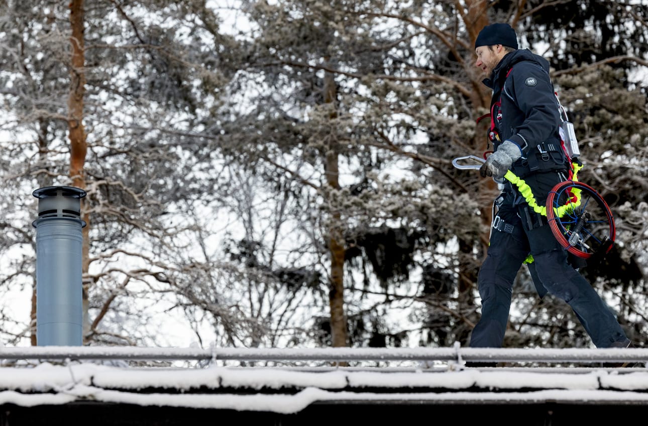 Noettan nuohooja Leevi Lamminparras kertoo, että piipunjuurella tarkenee hyvin pakkasellakin, kun on tarpeeksi vaatetta. – Talvella on mukavampi kuin kesällä. Silloin ei voi ottaa liikaa vaatteita pois, jos tulee kuuma.
