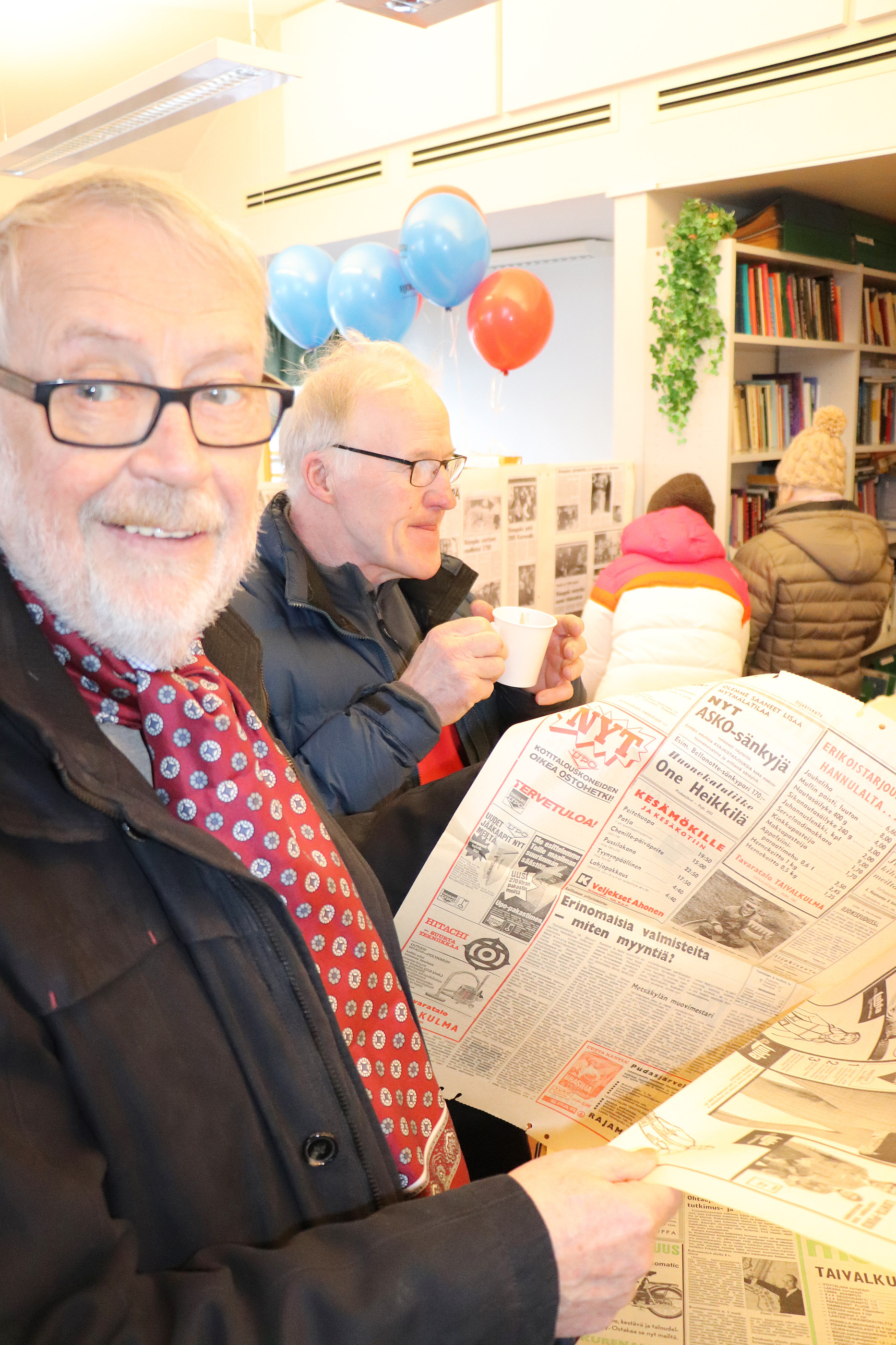 Magnus Slotte ja Matti Koivu selailivat Iijokiseudun 50 vuoden takaisia vuosikertoja ja havaitsivat, että pääkirjoitukset ja artikkelien kirjoittajien nimet puuttuivat alkuajan lehdistä.