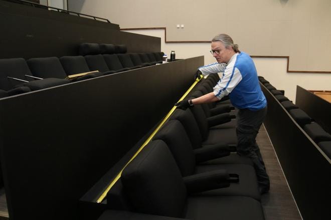 Uudistunut Kauhavan Y-Kino on nyt kokonaan sohvaelokuvateatteri. Ilkka Peura viimeisteli salia viime viikolla. KUVA: ANU NAHKALA