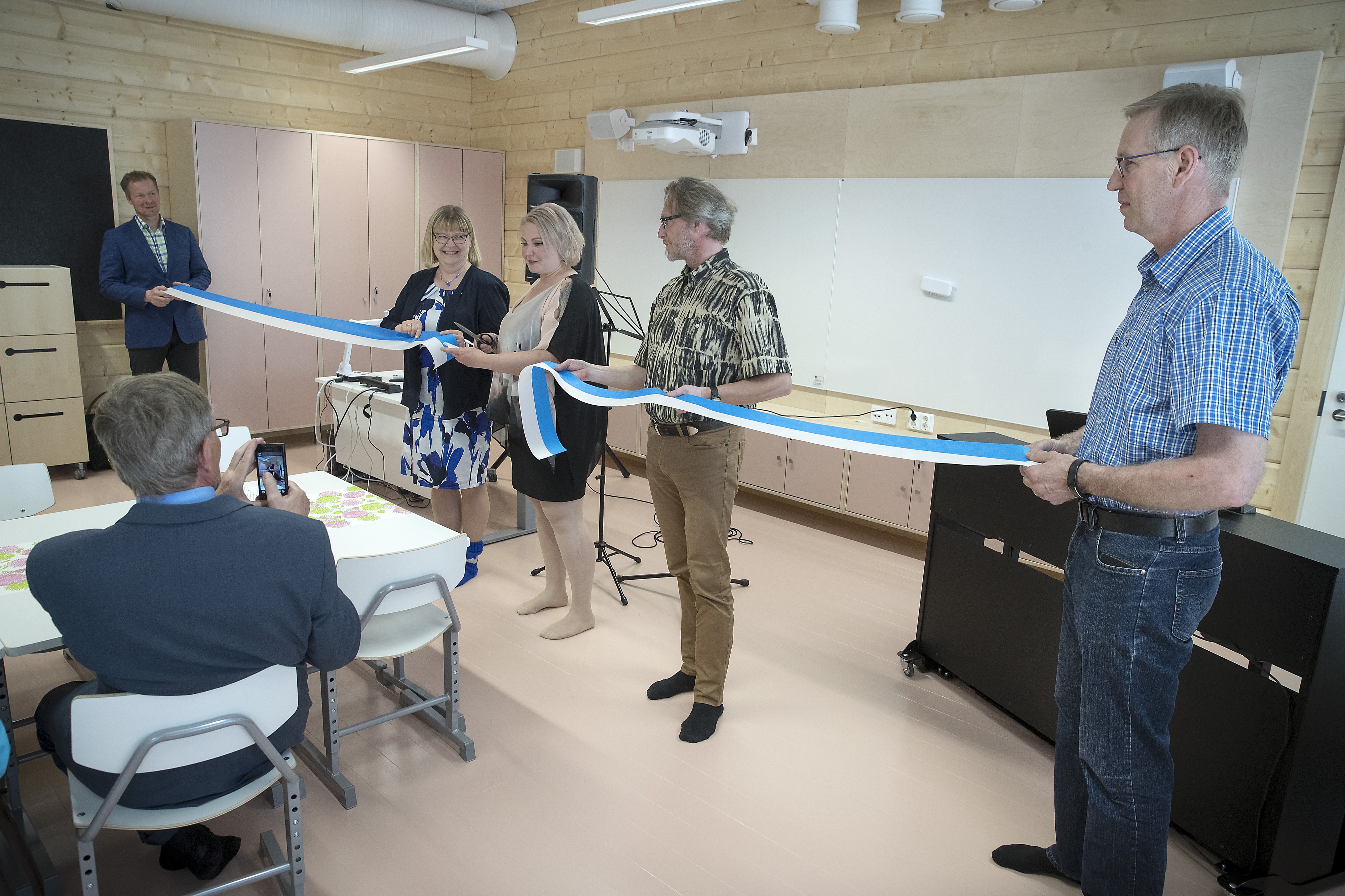 Vihkiäisnauhan leikkauksessa kunnanhallituksen puheenjohtaja Jaana Ollakkaa avusti rakennustoimikunta. Siihen kuuluivat kehitysjohtaja Janne Jokelainen (vas.), kunnanjohtaja Paula Karsi-Ruokolainen,  rehtori Kari Satamo sekä kehitys- ja elinvoima lautakunnan puheenjohtaja Risto Prokkola.