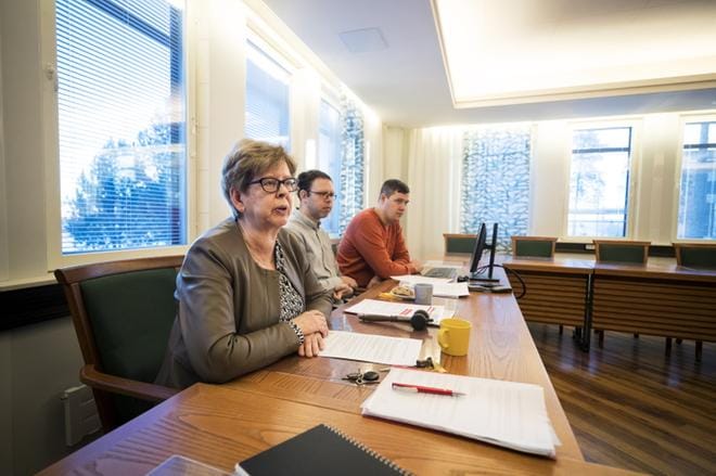 Äänioikeutetuille kotiin tulevissa äänestysasiakirjoissa on monta paperia ja kirjekuorta, sanovat Mustasaaren kansliapäällikkö Solveig Söderback, viestintäsihteeri Tommy Lahti ja verkkoviestijä Gustaf Westerholm. Kuva: Jarno Pellinen