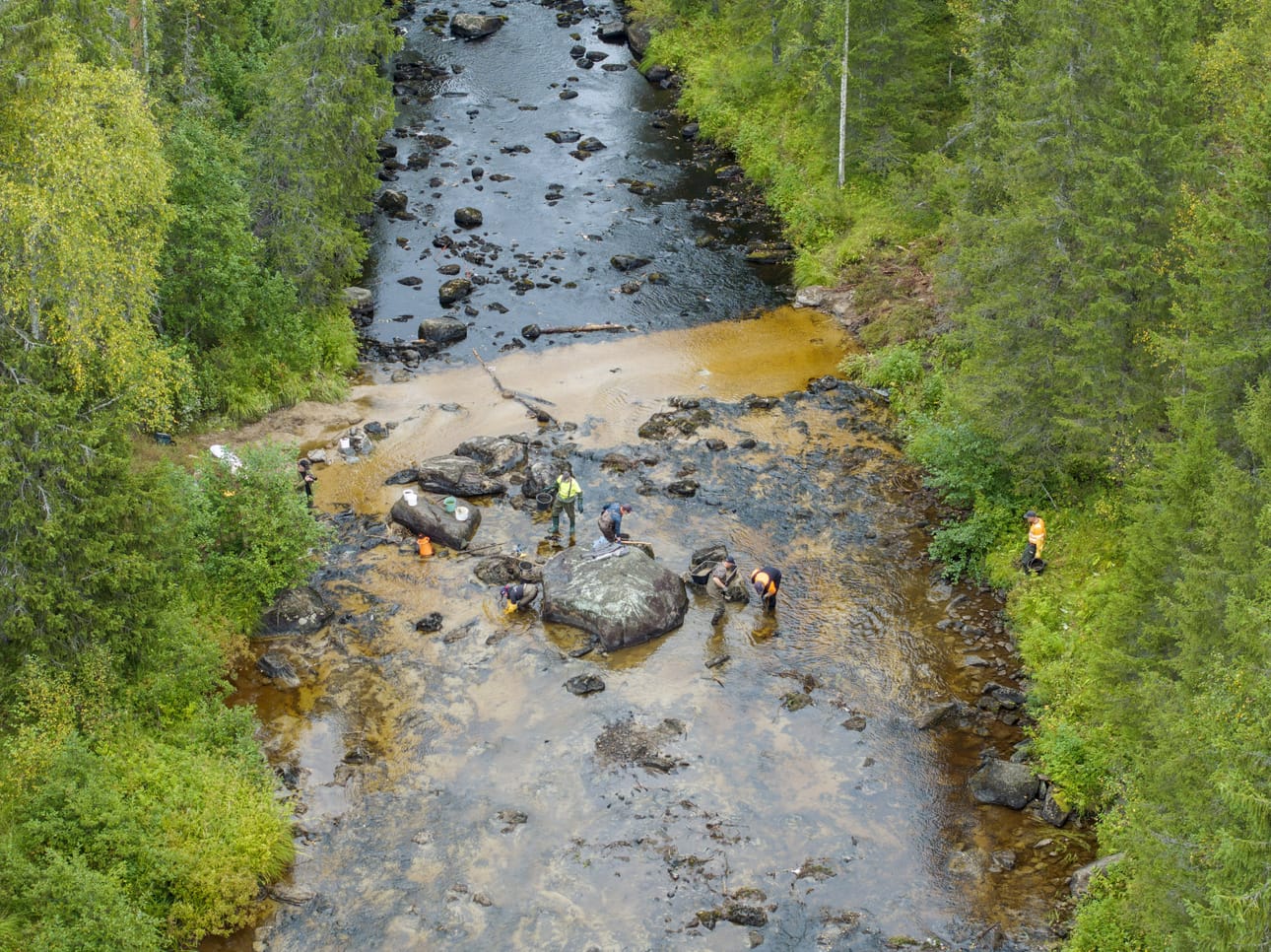 Hukkajokea puhdistettiin eli hiekkaa ja maa-ainesta siirrettiin pois joen uomasta Suomussalmella elokuussa 2024.