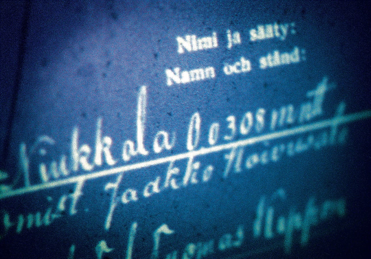 Sukututkimuskouluttaja Riikka Piirosen mukaan parhaimman tuloksen sukututkimuksessa saa silloin, kun hyödyntää sekä dna-testiä että perinteistä asiakirjaperustaista sukututkimusta. Arkistokuva.