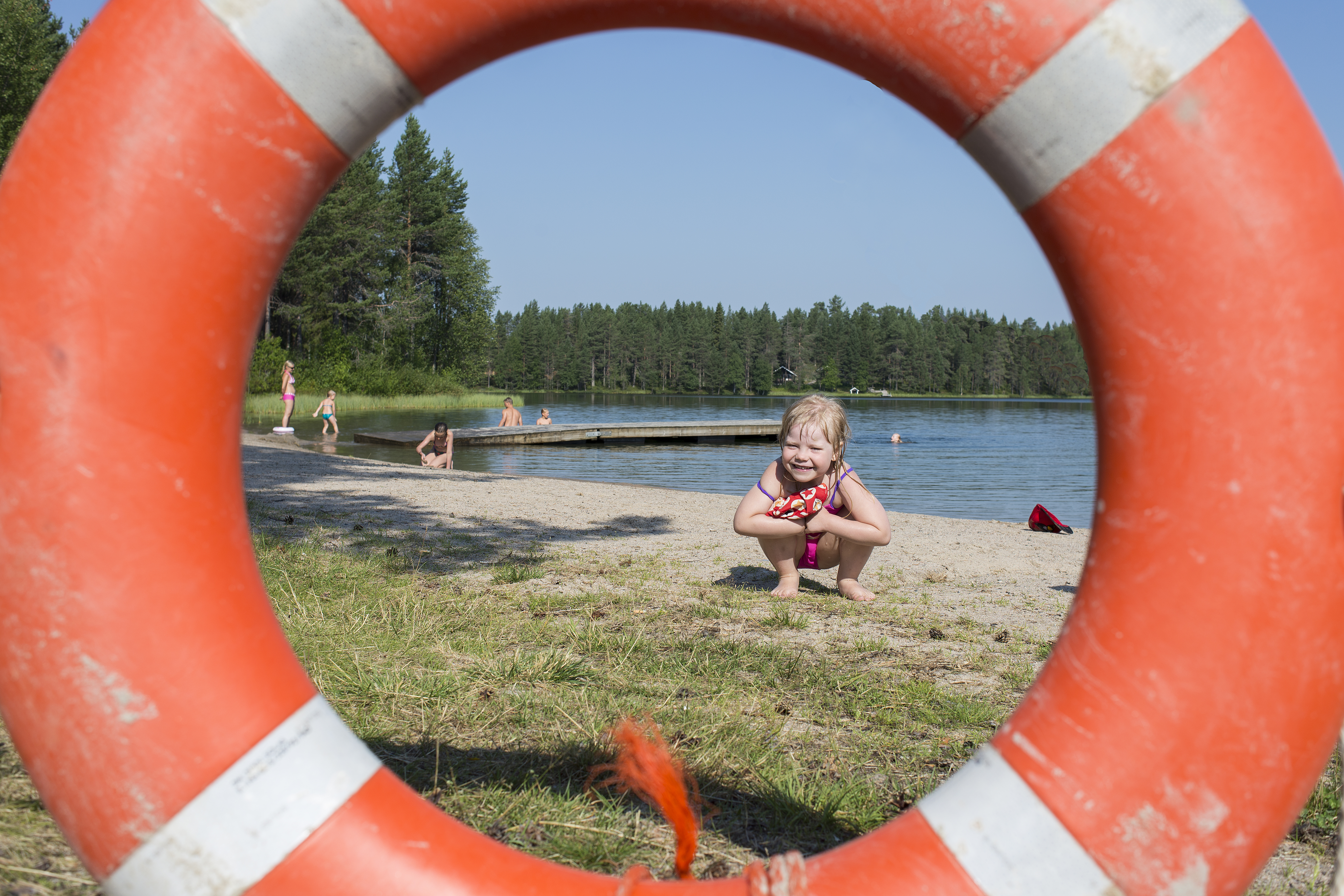 Kuopiolainen Milja Peltoniemi nautti kesän kuumimmasta           päivästä Helilammen uimarannalla.