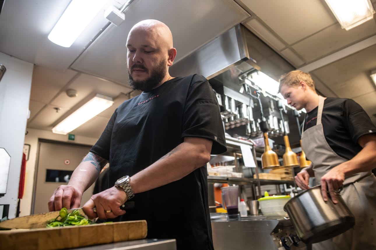 Keittiömestari Matti Jämsen aikoo tuoda lautasille poron lisäksi riekkoa ja siikaa. Raaka-aineista käytetään mahdollisimman paljon.