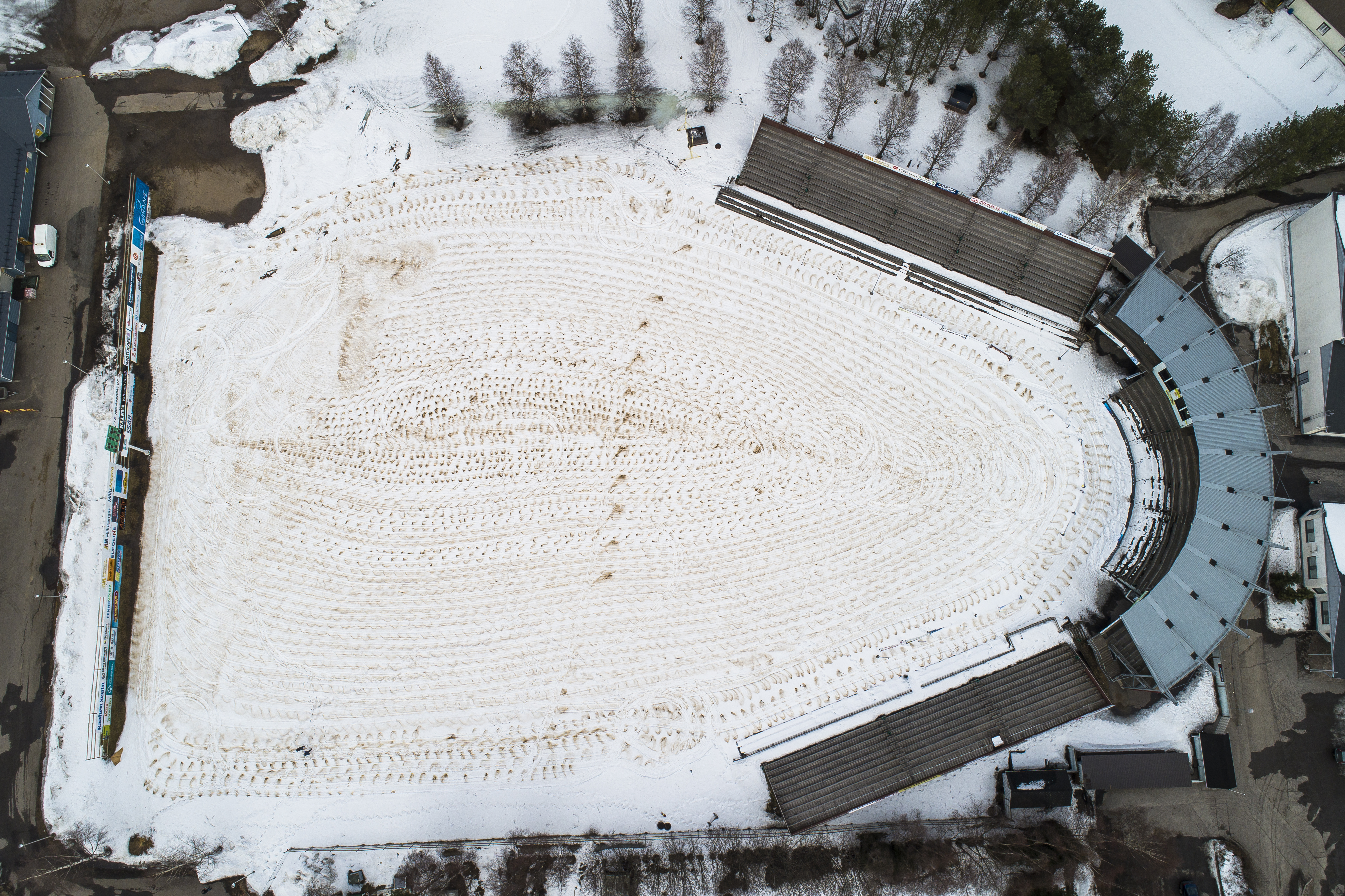 Tältä näyttää Pattijoen luminen pesäpallostadion ilmasta käsin.