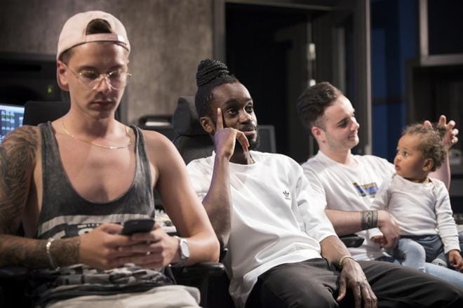 Genc Temaj, Sebastian Da Costa ja Urim Kavaja kertovat musiikkiyhteisö Kroonisesta Midas Studion tiloissa. Kavajan sylissä on Valentino Da Costa, kenties tulevaisuuden muusikko hänkin. KUVAT: JARNO PELLINEN
