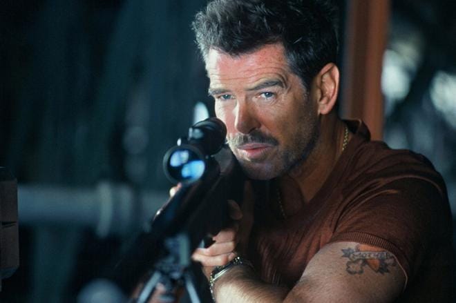 Pierce Brosnan on kansainvälinen palkkamurhaaja, jota yllättävä tapaaminen baarissa lähentää bisnesmieheen. KUVA: