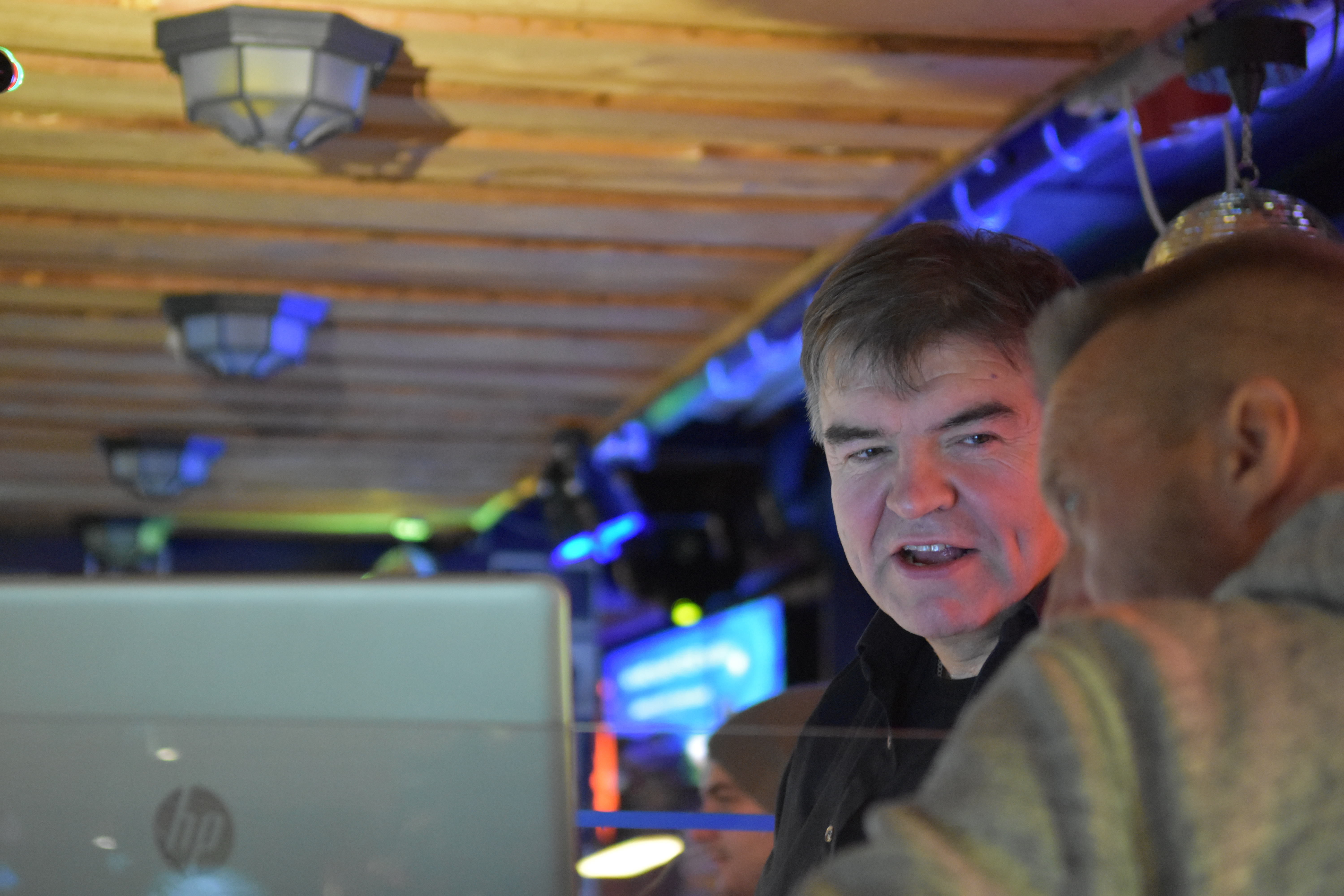 Jokke Kämäräinen jakoi lauluvuoroja. Karaokejuhlista on tullut menestyskonsepti Rukalle. Tapahtuma myi loppuun.