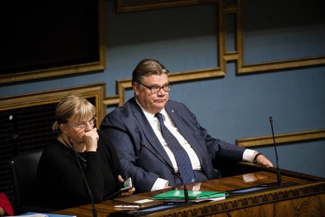 Ulkoministeri Timo Soinin (sin.) luottamus säilyi äänin 101–62. KUVA: Mauri Ratilainen / arkisto