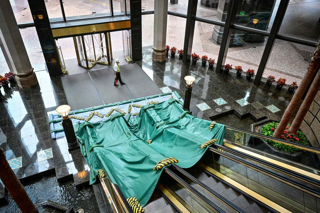 Etelä-Kiinan merellä supertaifuuni Saola lähestyy Hongkongin erityishallintoaluetta ja Etelä-Kiinan Shenzhenin kaupunkia. Kuva Hongkongista. LEHTIKUVA/AFP
