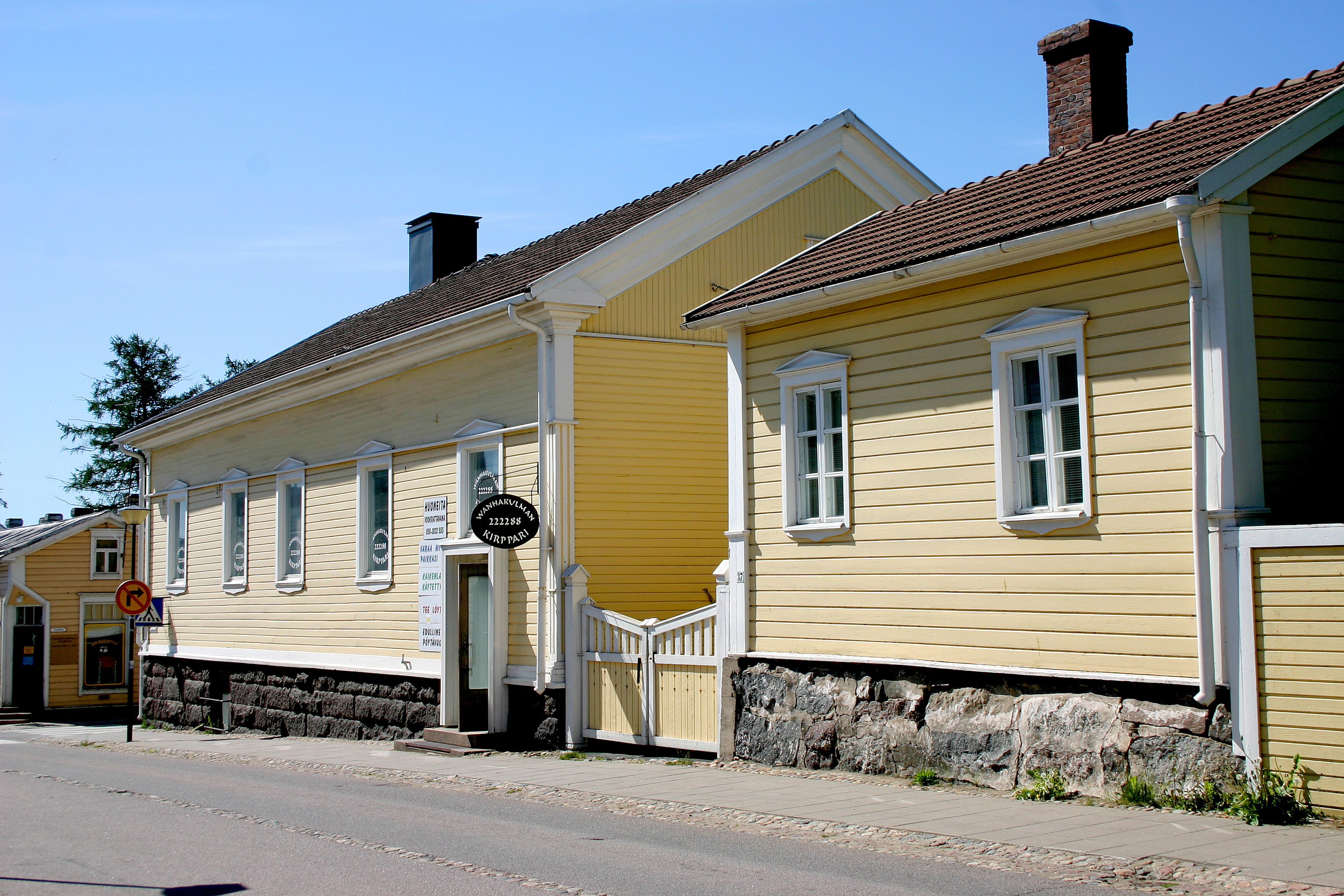 Vuonna 1929 Kansallis-Osake-Pankki osti tämän rakennuksen. KOP:n uusi konttori valmistui vuonna 1971 Kirkkokadulle. Useat Raahen kaupungin toimistot ovat palvelleet kaupunkilaisia tässä talossa vuosina 1973-2000.