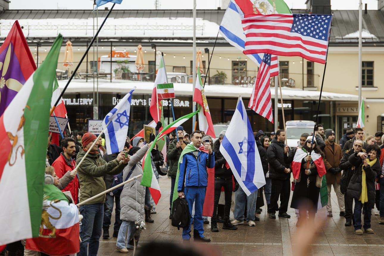 Helsingin Narikkatorilla järjestettiin tänään lauantaina Israelin ja USA:n iskuja tukeva mielenosoitus.