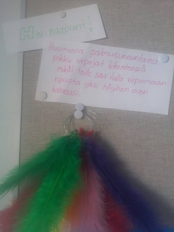 Höyhen kertoo mihin asuntoihin virpojat ovat tervetulleita. Näin sekä virpojat että asukkaat pysyvät tyytyväisinä.