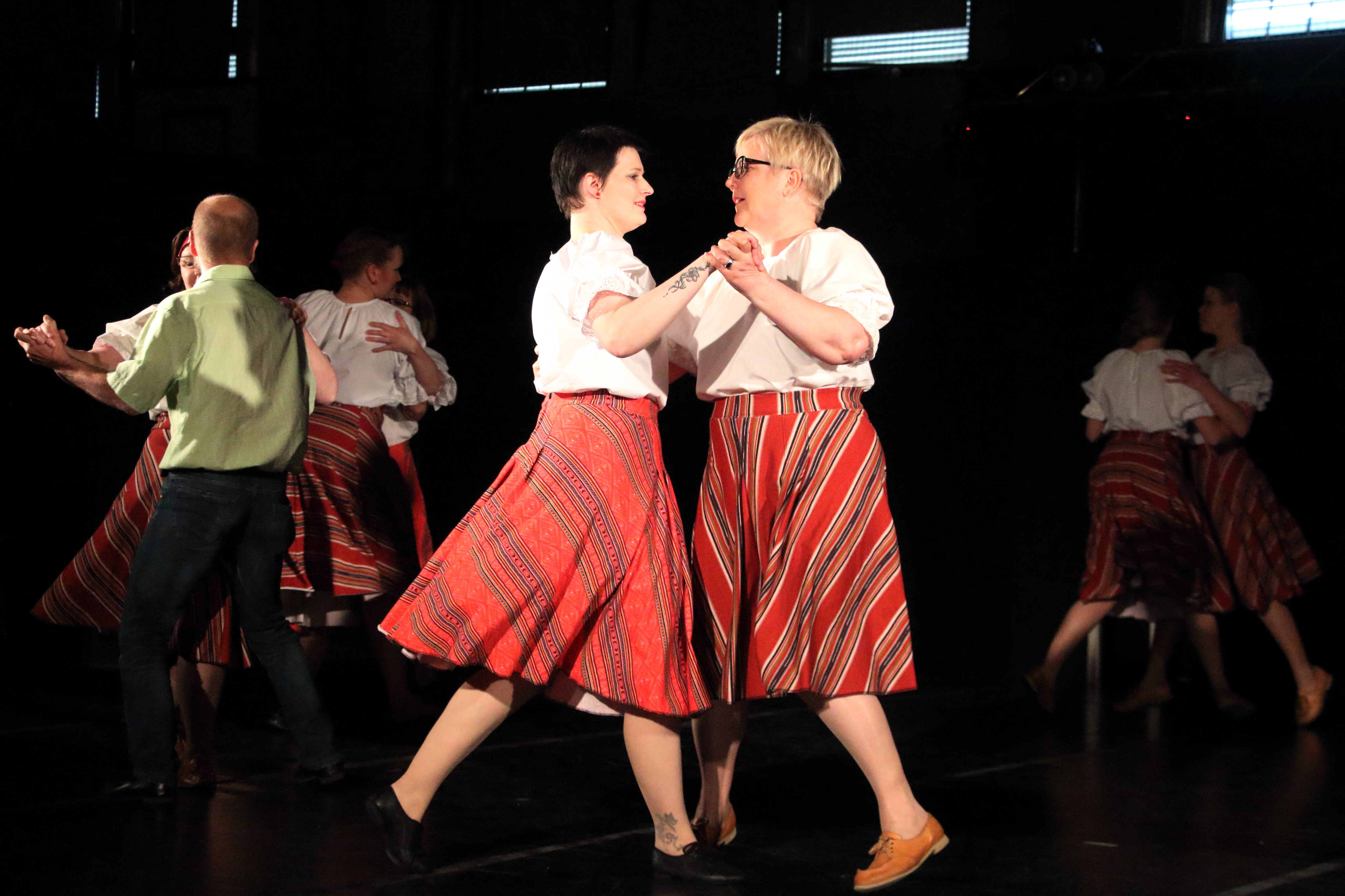 Soihtulan Sarastus-ryhmää ohjaavat Anna-Riika Yli-Hukka (kuvassa vasemmalla) ja Hanna Siltala. 