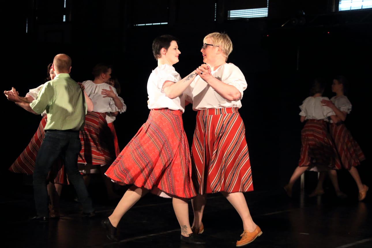 Soihtulan Sarastus-ryhmää ohjaavat Anna-Riika Yli-Hukka (kuvassa vasemmalla) ja Hanna Siltala.