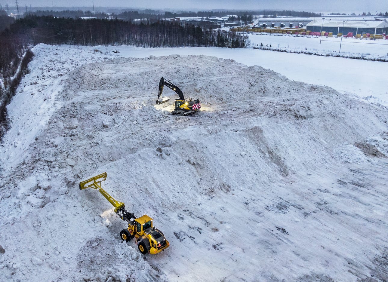 Oritkarin lumenkaatopaikan konetyöt saatiin kilpailutettua, vaikka viimeisin konetyökilpailutus meni muilta osin mönkään. Arkistokuva vuodelta 2023.