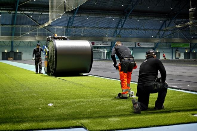 Saltex Oy:n asentajat asensivat tekonurmea Botniahalliin kevättalvella 2016. Arkistokuva: Tomi Kosonen