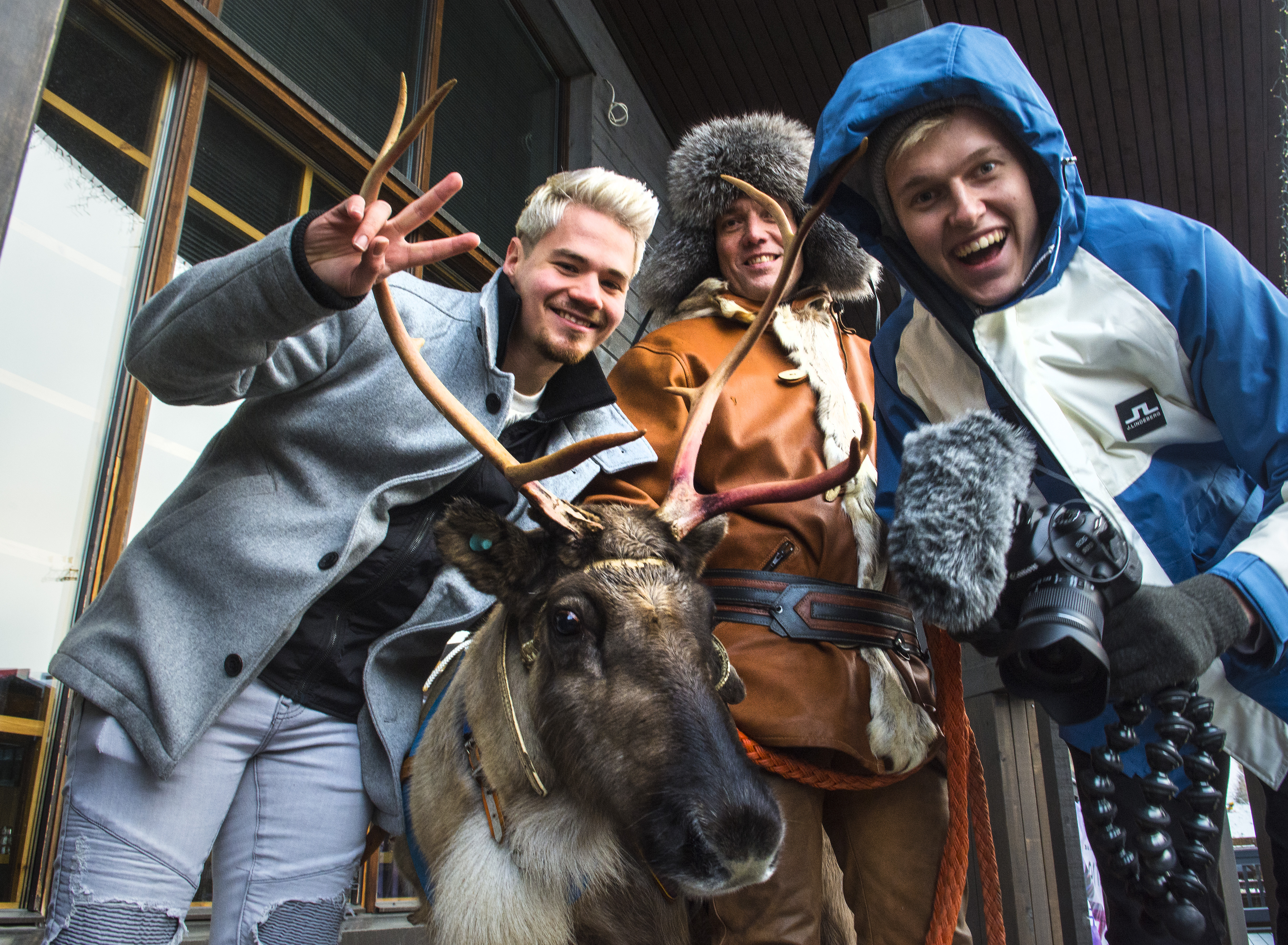 Tubettaja MiskaMH, poroyrittäjä Juha Kujala, tubettaja Miklu ja Mosse-poro.
