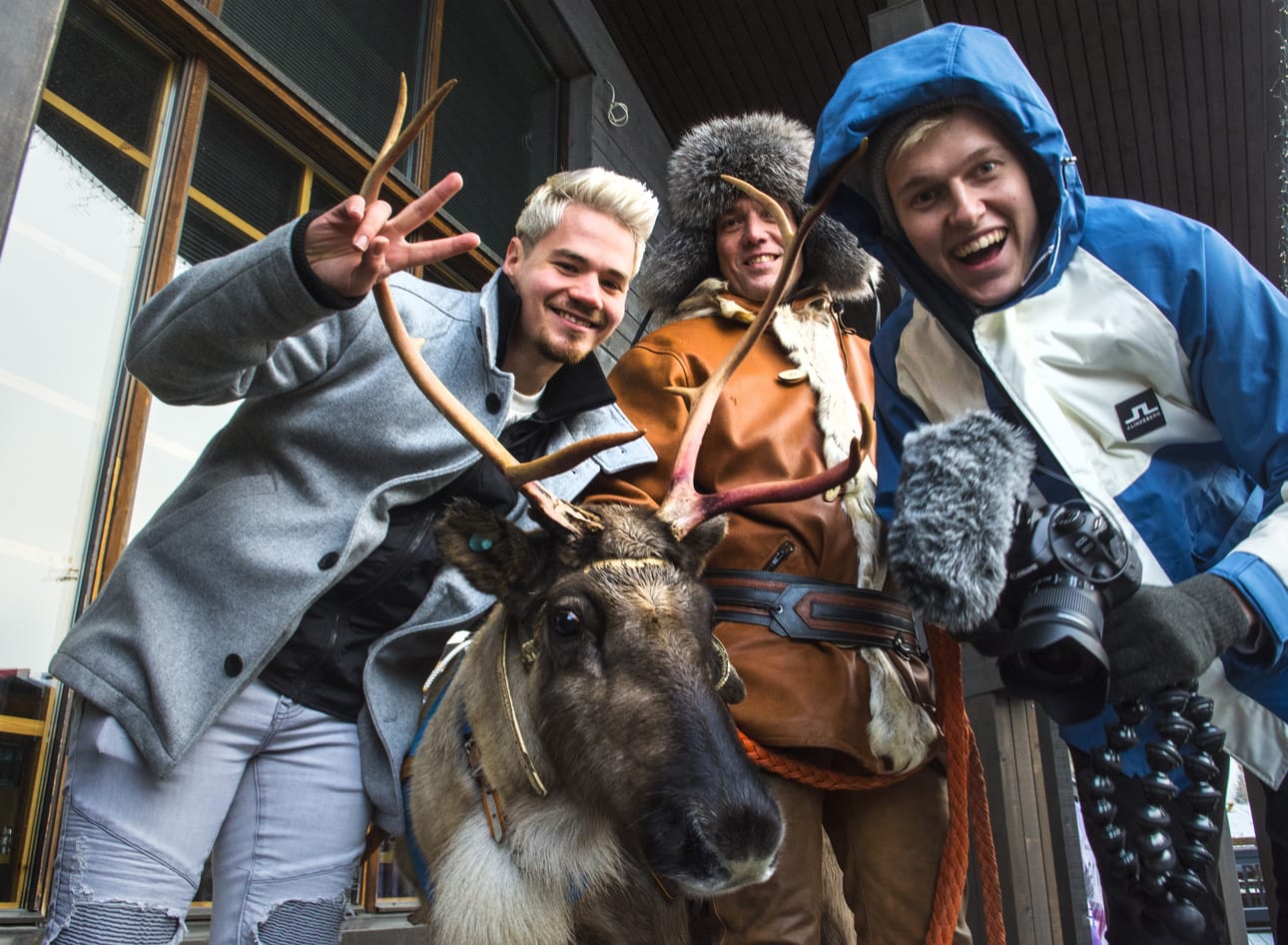 Tubettaja MiskaMH, poroyrittäjä Juha Kujala, tubettaja Miklu ja Mosse-poro.