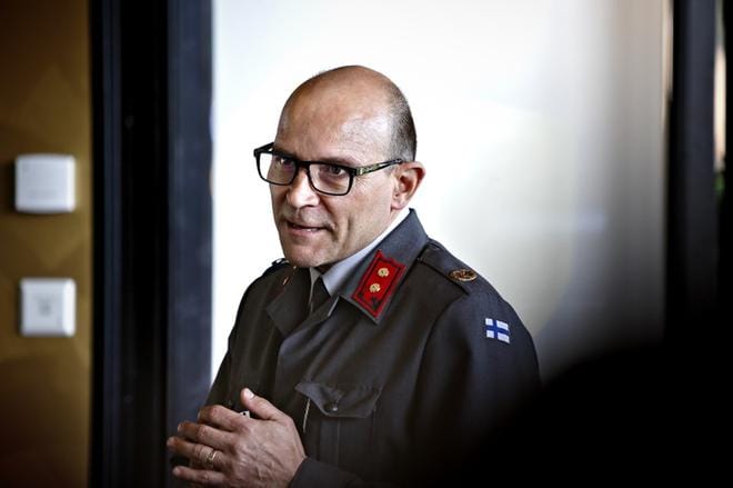 Kutsuntaupseeri, luutnantti Harri Kevari on tyytyväinen tämän päivän kutsuntaikäisiin poikiin ja tyttöihin. KUVA: TOMI KOSONEN.