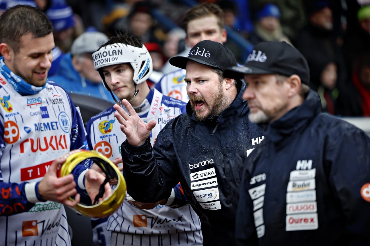 Teemu Kinnunen (vas.) jatkaa varmasti Vedossa, Olli Heikkalan, Tomi Niskasen ja Pasi Tyynelän tilanne on vielä auki.