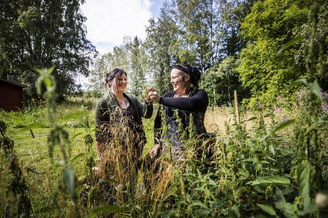 Kasviparantamisen perinteiden vaaliminen on yksi osa-alue noitayhdistyksen toiminnassa. Kuvassa Noita ry:n sihteeri Johanna Pääkkönen (vas.) ja puheenjohtaja Sanna Keltaniemi. KUVAT: KRISTA LUOMA