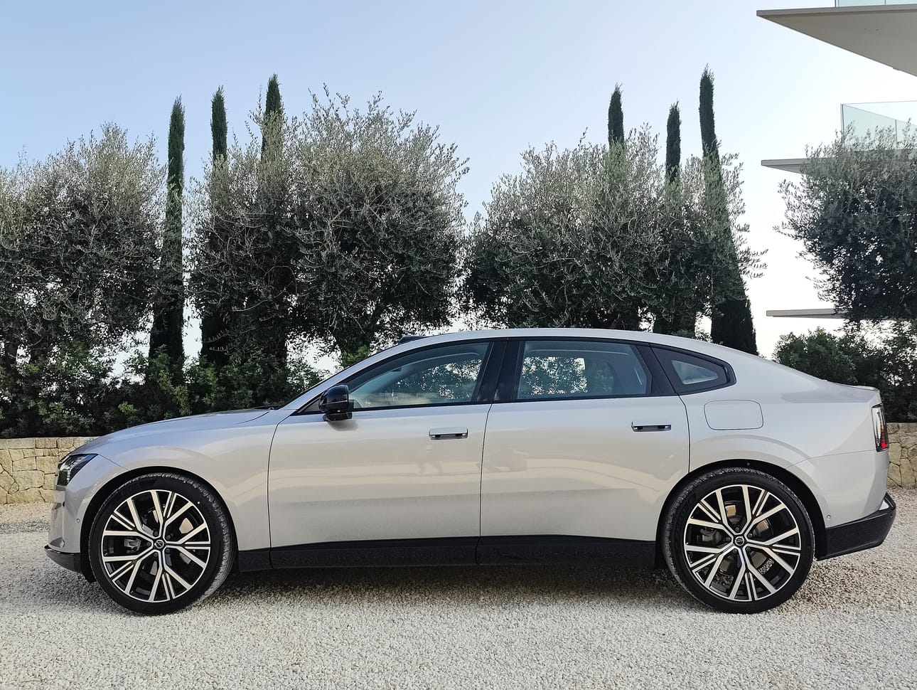 Volvo ES90 on tyylikäs auto etupuskurista takaluukun viimeiseen saumaan saakka. Auto on tasan 5 metriä pitkä ja melkein 195 senttiä leveä.