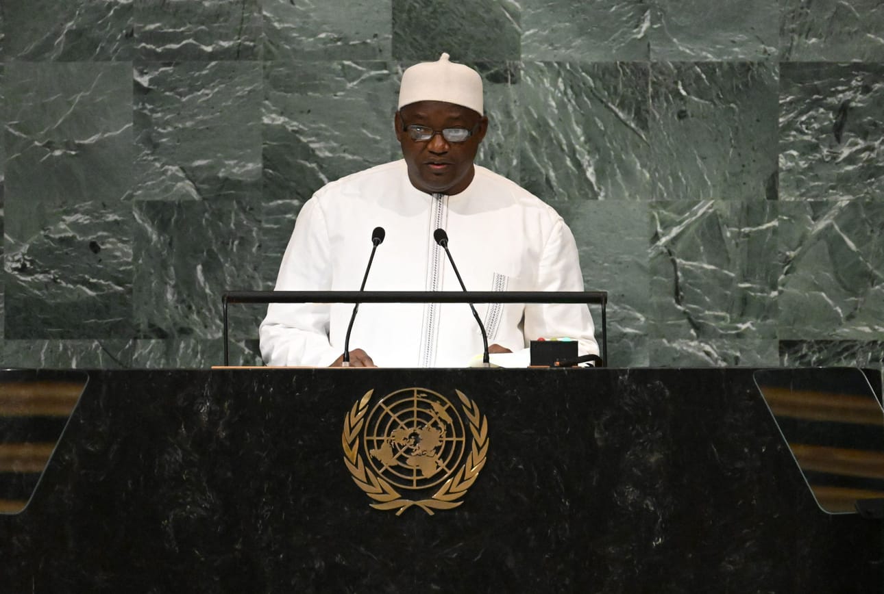 Gambian presidentti Adama Barrow'n (kuvassa) kanslia ilmoitti lauantaina illalla, että tapauksesta epäillyn maahantuojan toimilupa on keskeytetty. LEHTIKUVA/AFP